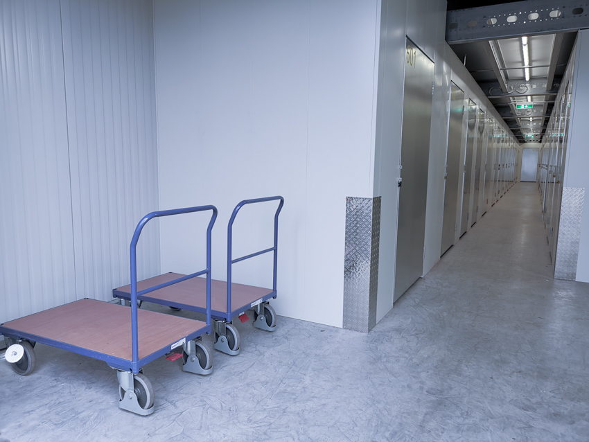 Lagerraum Self Storage mit Transportwagen